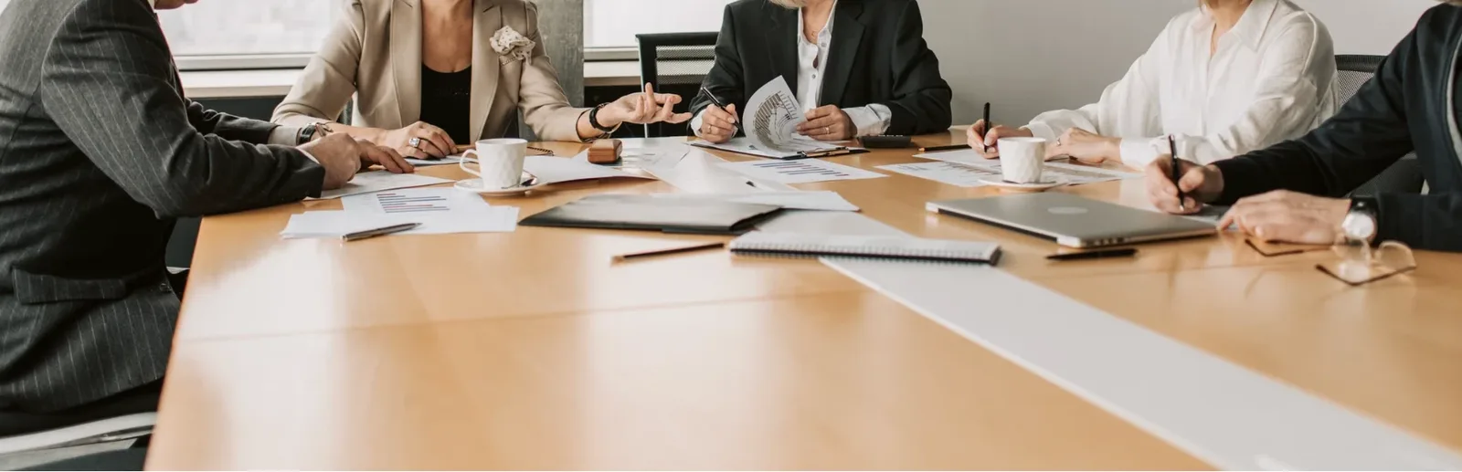 Reunión de trabajo alrededor de una mesa